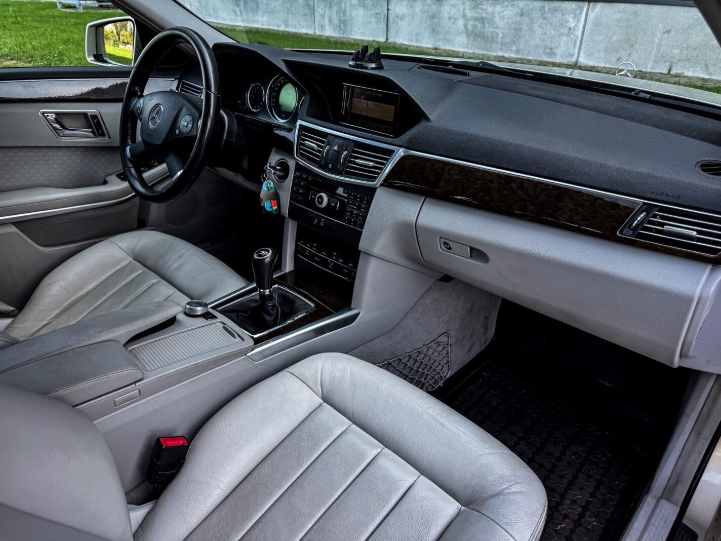 MERCEDES BENZ E220