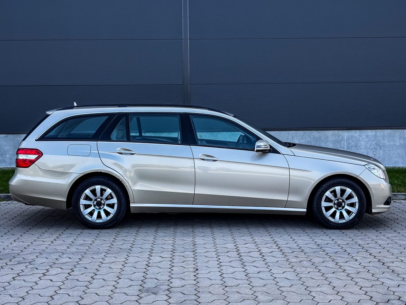 MERCEDES BENZ E220