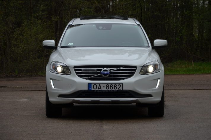 Volvo XC 60 Summum Xenium 2.4 D5 (158Kw-215Z/s) Dīzelis Awd (4×4) Pilnpiedziņa ar automātisko ātrumkārbu.