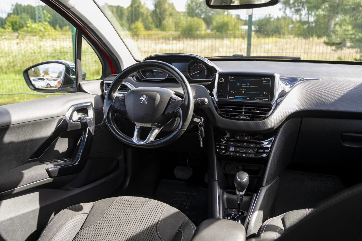 PEUGEOT 208