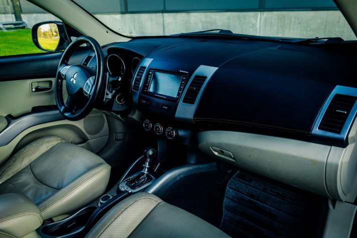 MITSUBISHI OUTLANDER