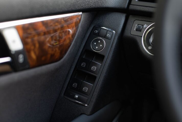 MERCEDES BENZ C220