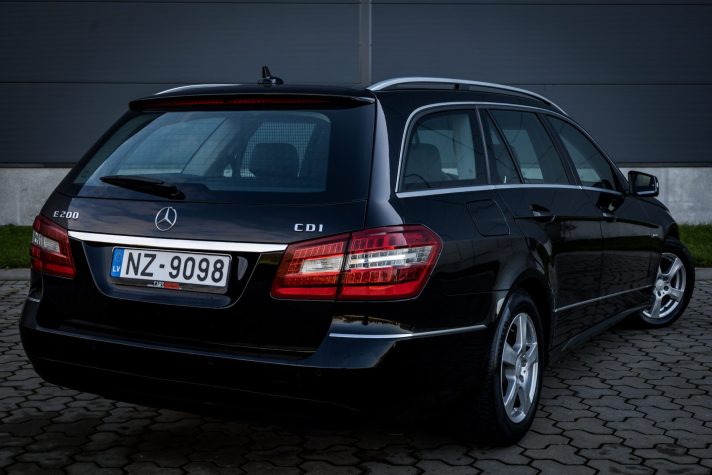 MERCEDES BENZ E200