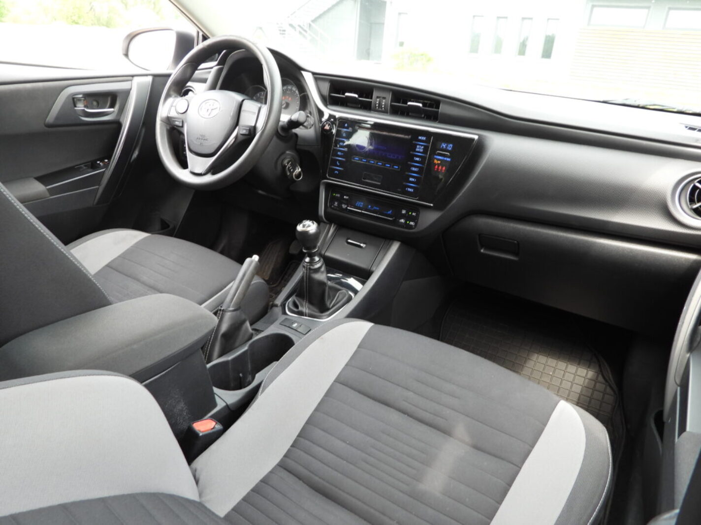 TOYOTA AURIS