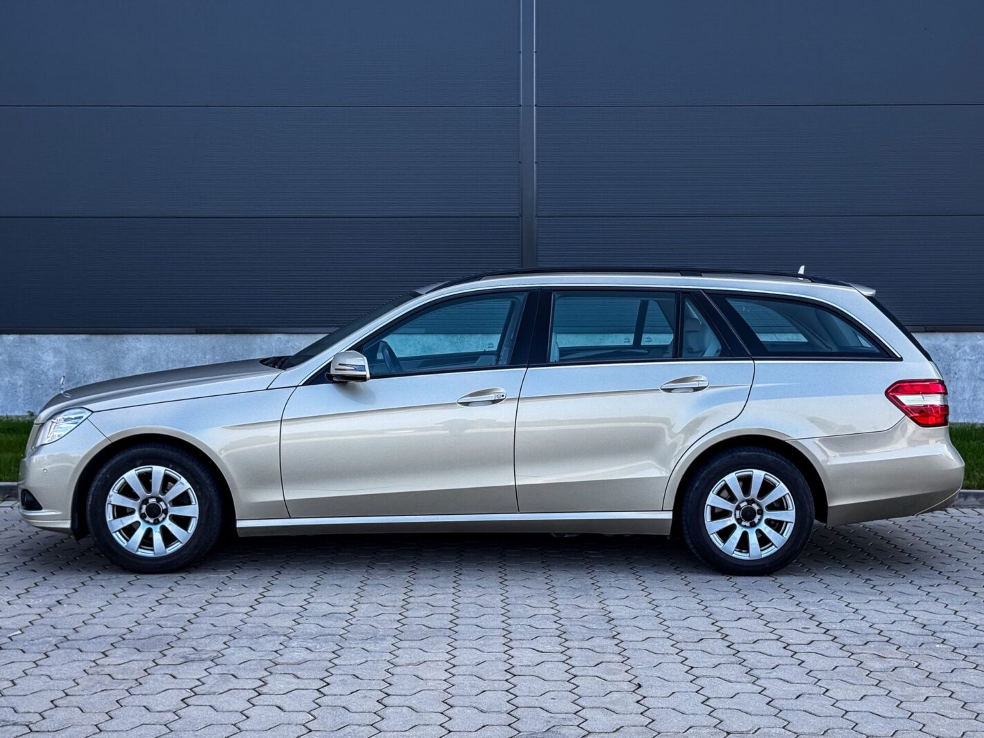 MERCEDES BENZ E220