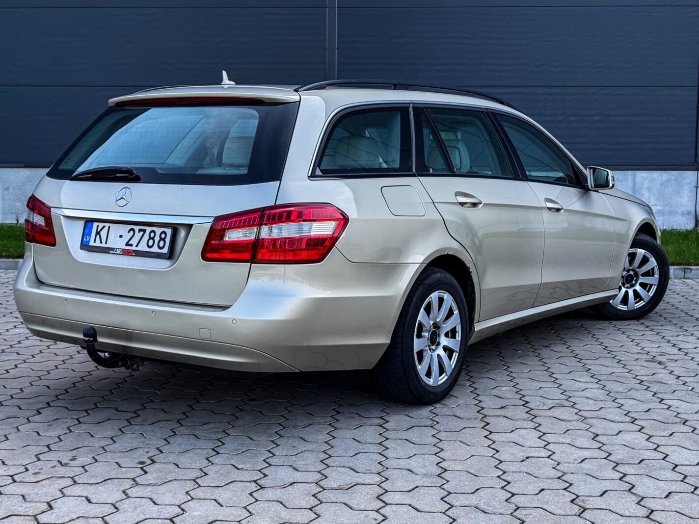 MERCEDES BENZ E220