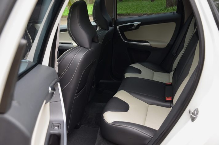 Volvo XC 60 Summum Xenium 2.4 D5 (158Kw-215Z/s) Dīzelis Awd (4×4) Pilnpiedziņa ar automātisko ātrumkārbu.
