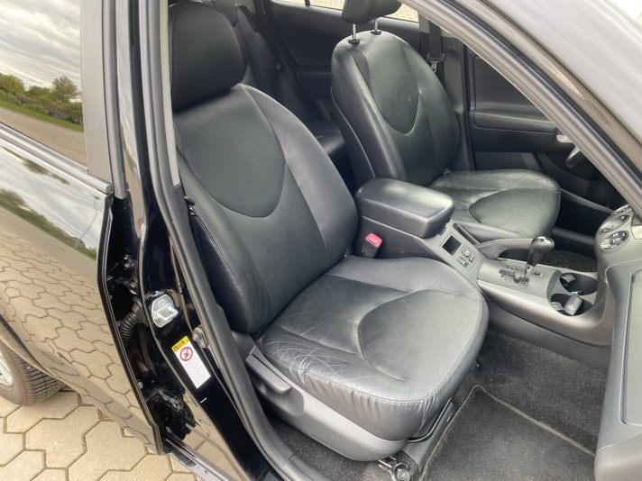 TOYOTA RAV-4 2.2D 4D  110kw Automāts 4x4