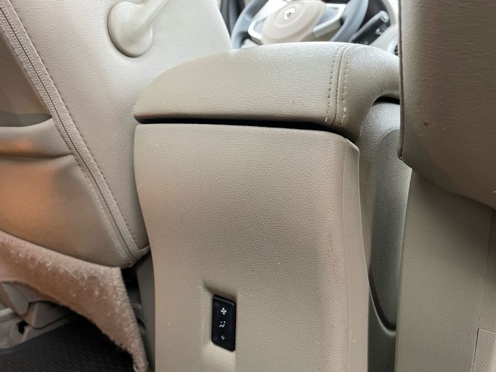 RENAULT KOLEEOS AR MAZU ORIGINALU PIERADAMU NOBRAUKUMU
