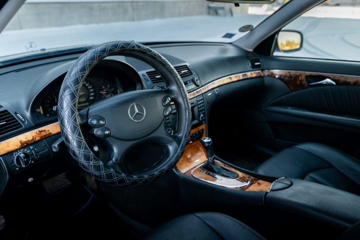 MERCEDES BENZ E200