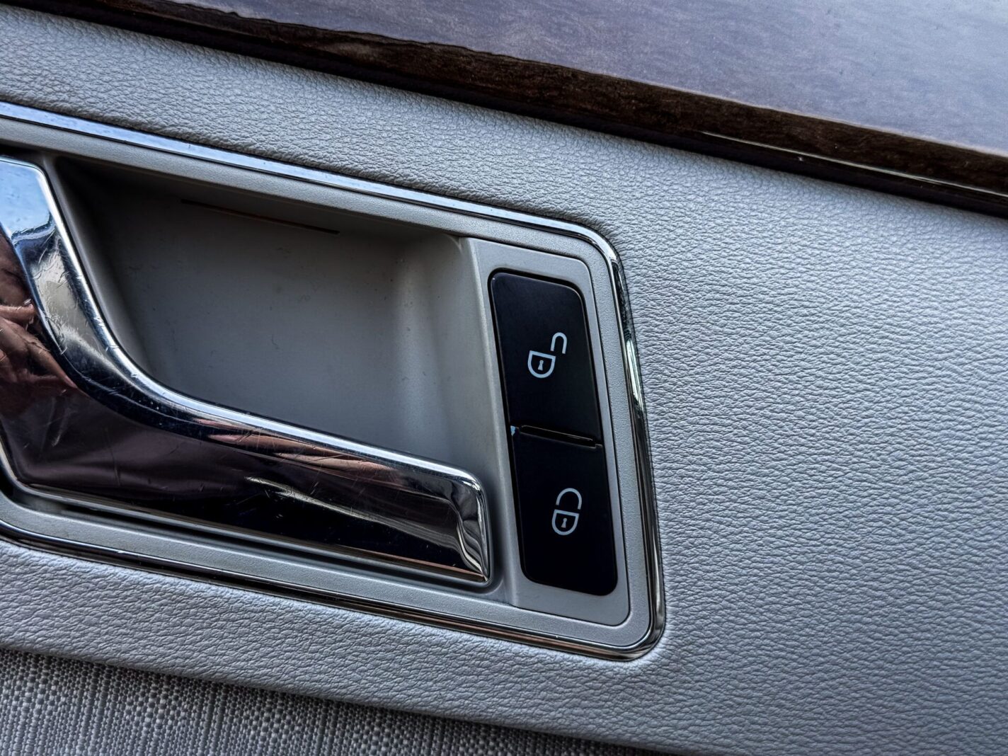 MERCEDES BENZ E220