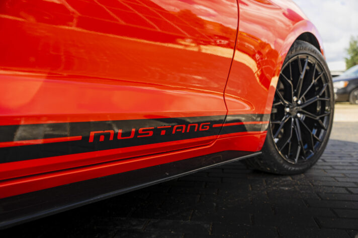 FORD MUSTANG