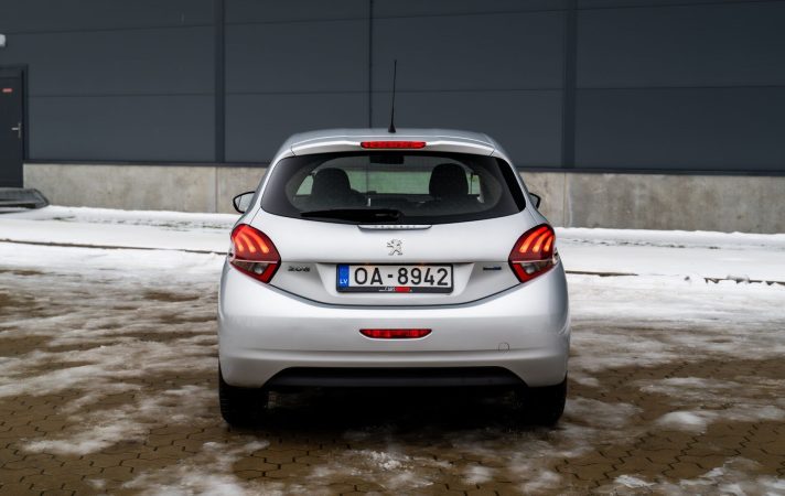 PEUGEOT 208