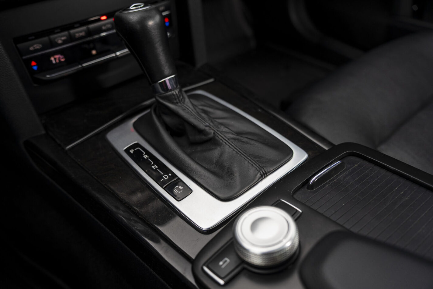 MERCEDES BENZ E 220