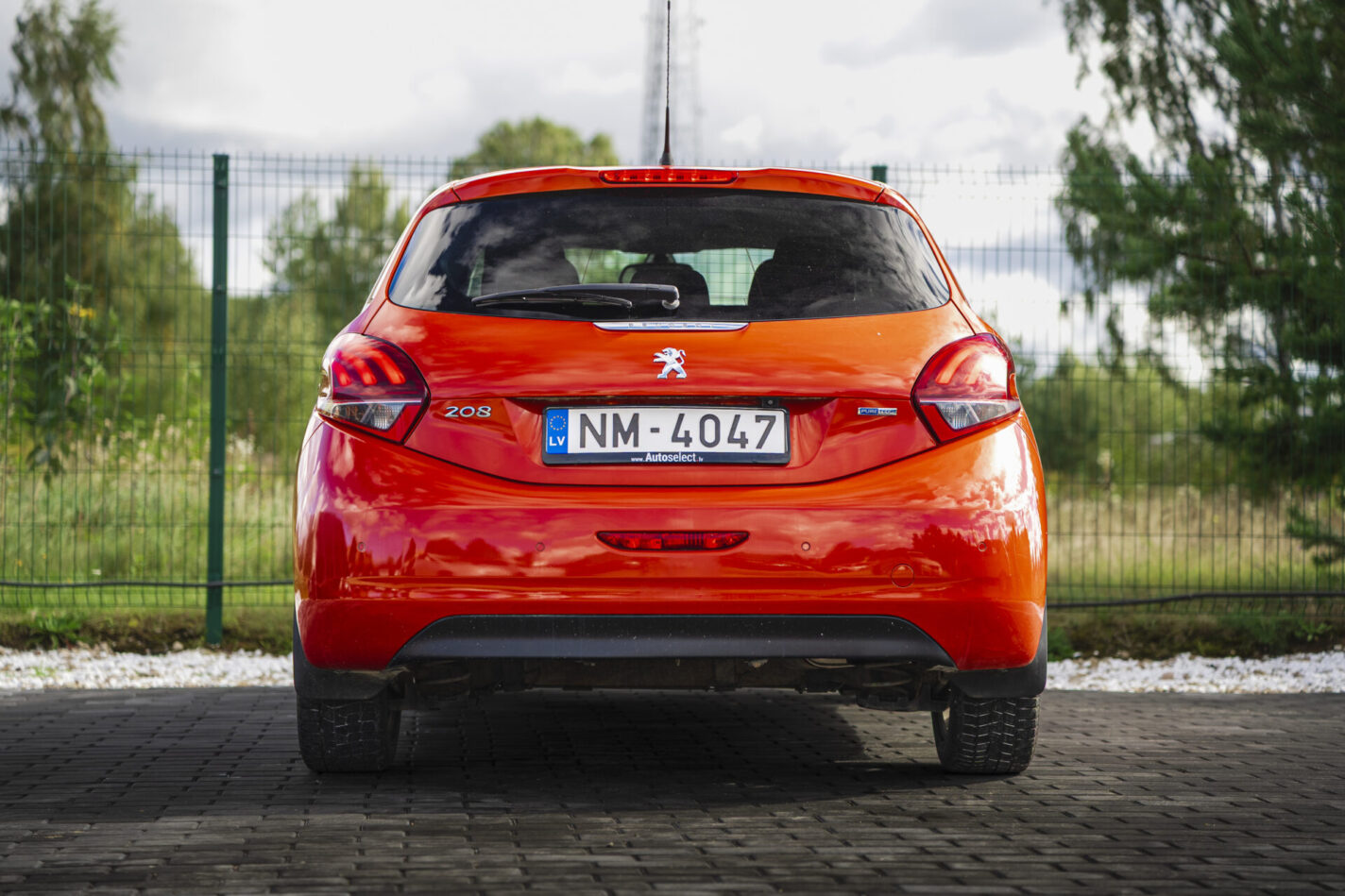 PEUGEOT 208