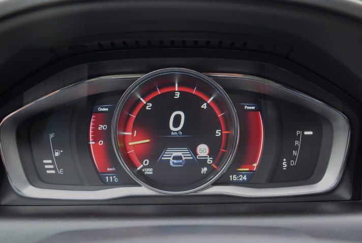 Volvo XC 60 Summum Xenium 2.4 D5 (158Kw-215Z/s) Dīzelis Awd (4×4) Pilnpiedziņa ar automātisko ātrumkārbu.