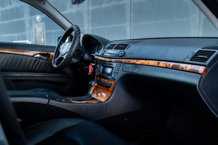 MERCEDES BENZ E200