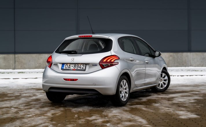 PEUGEOT 208