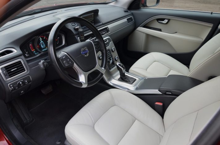 Tikko ievests. Volvo XC 70 Summum 2.4 D5 (158kw-215z/s) Dīzelis 4×4 Awd . Ar automātisko ātrumkārbu.
