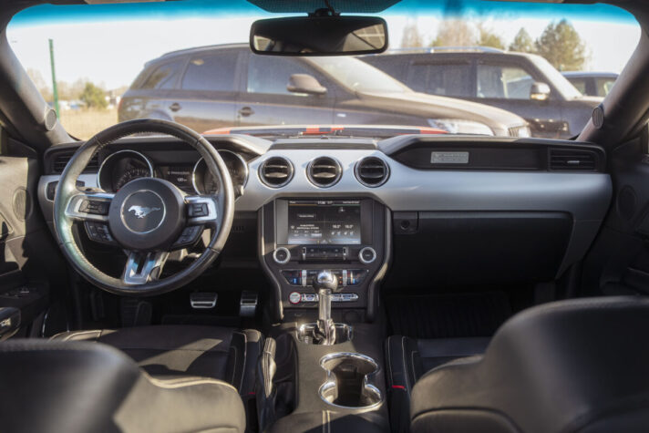FORD MUSTANG