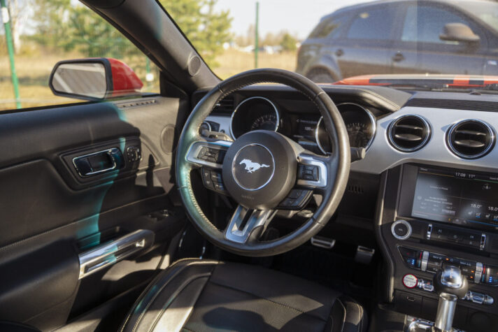 FORD MUSTANG