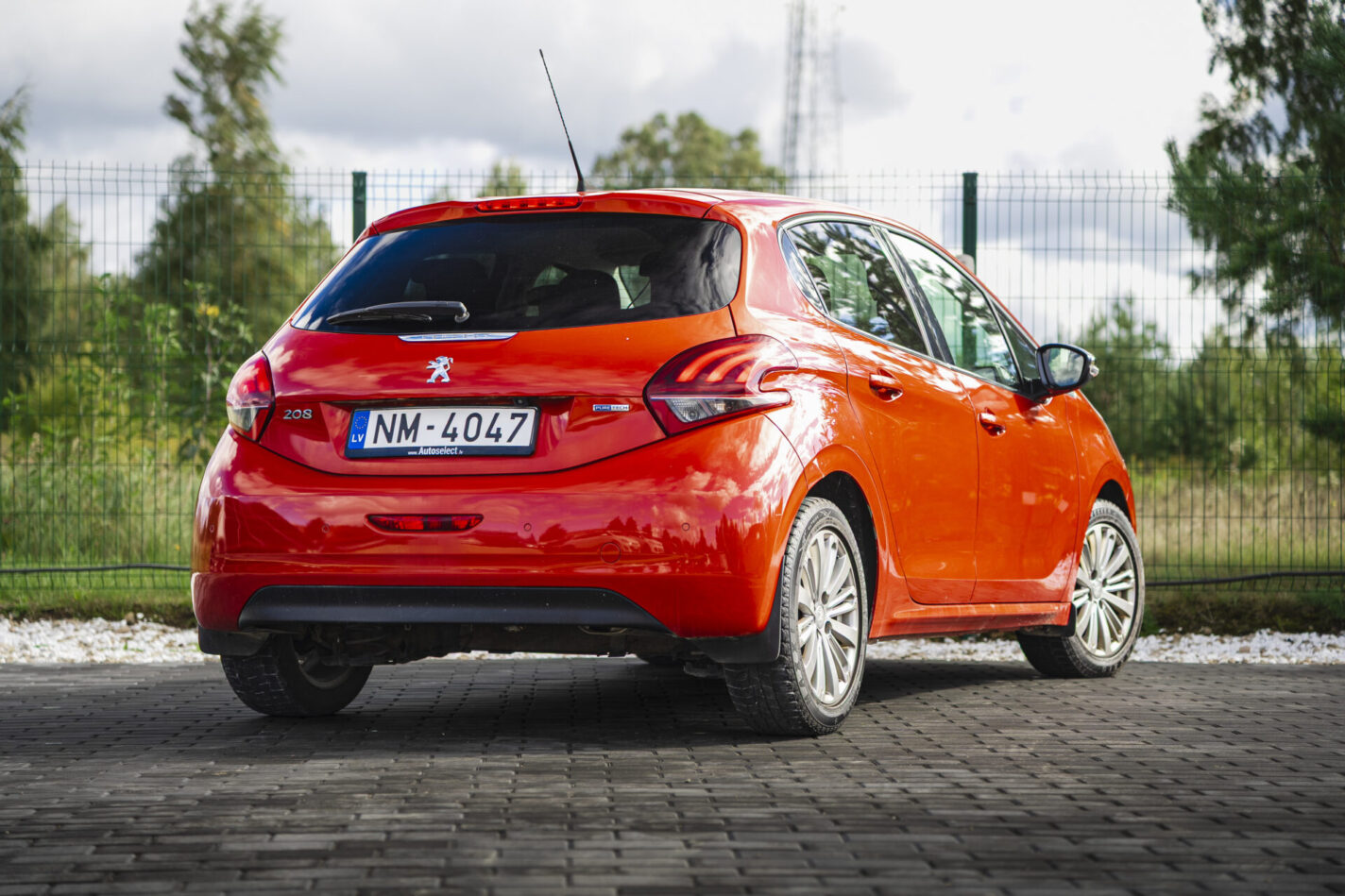 PEUGEOT 208