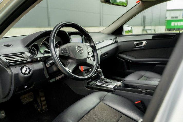 MERCEDES BENZ E220