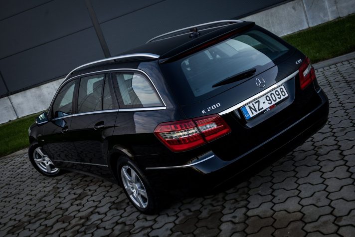 MERCEDES BENZ E200