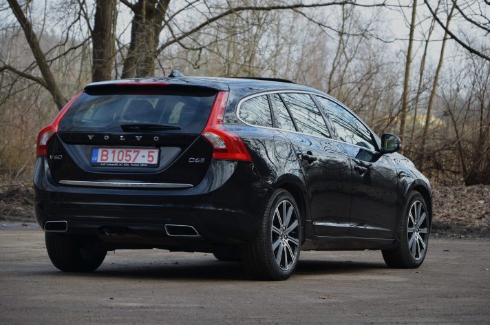 Tikko ievests 2016. Gada modelis. Volvo. V60 Plug-In Hybrid Summum. 2.4D6 (162kw -220z/s diesel + 50Kw-68z/s Electro= 288z/s) Awd pilnpiedziņa.
