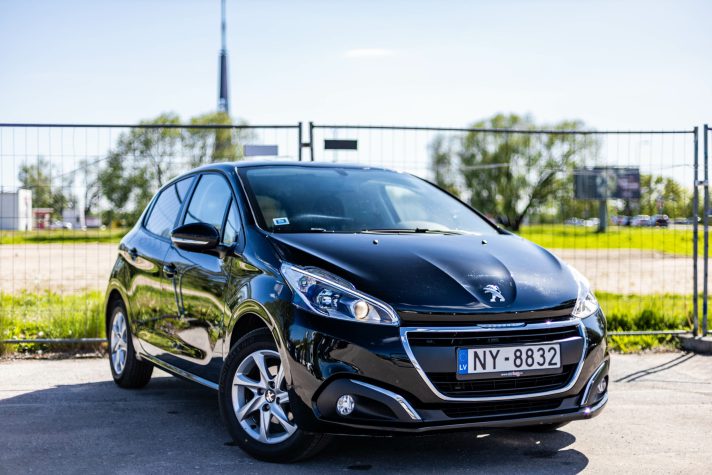 PEUGEOT 208