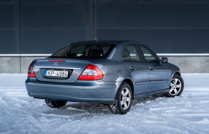 MERCEDES BENZ E200