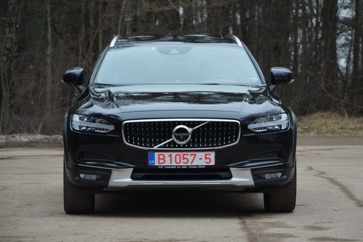 Tikko ievests. Volvo V90 Cross Country Awd. 2.0 D5 (173 kw-235 zs) Dīzelis. ar Automātisko ātrumkārbu.