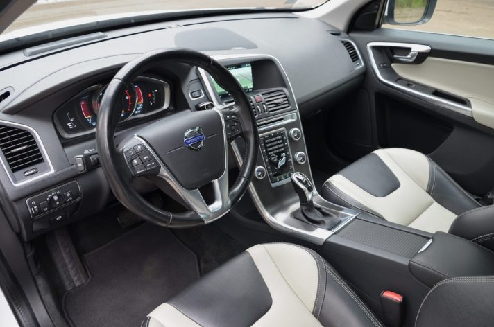 Volvo XC 60 Summum Xenium 2.4 D5 (158Kw-215Z/s) Dīzelis Awd (4×4) Pilnpiedziņa ar automātisko ātrumkārbu.