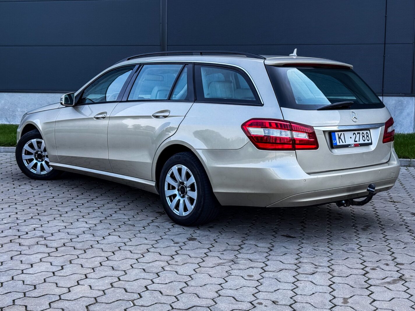 MERCEDES BENZ E220