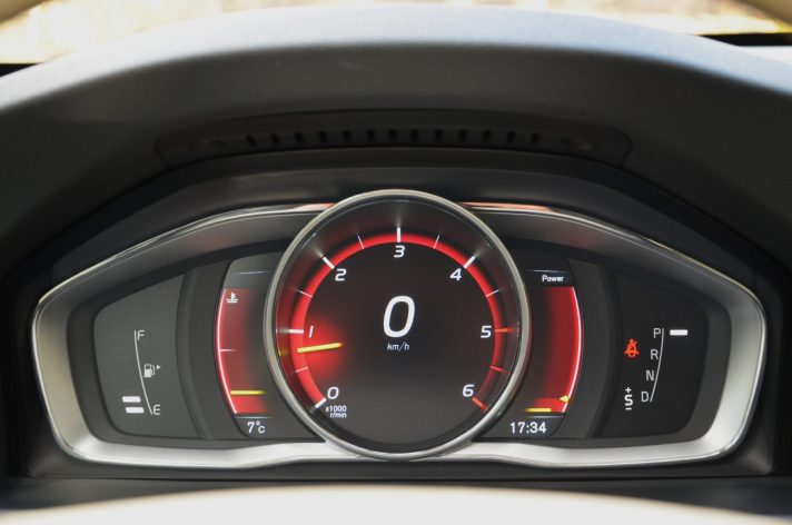Tikko ievests.   Volvo V60 Cross Country Summum 2.4 Dīzelis 4×4 Awd . Ar automātisko ātrumkārbu.