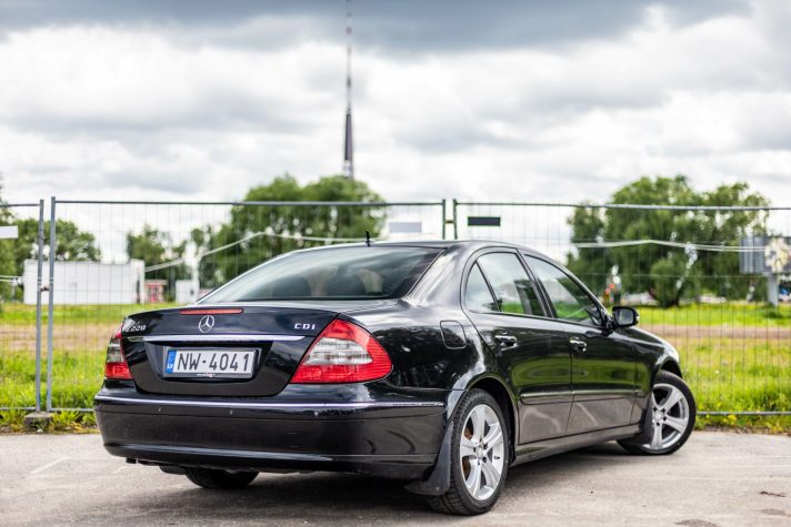 MERCEDES BENZ E220