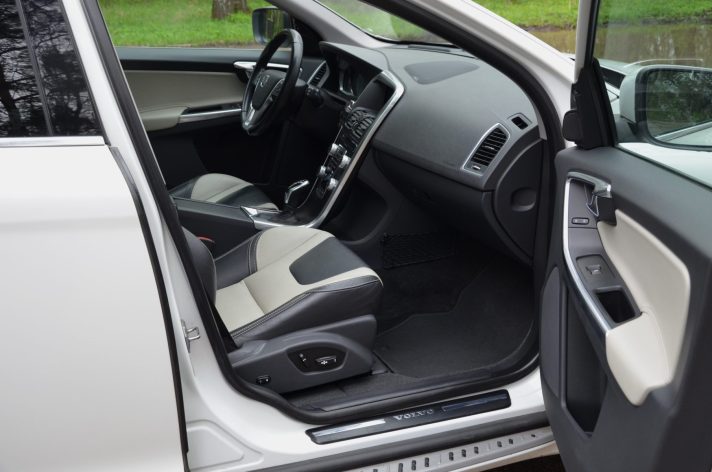 Volvo XC 60 Summum Xenium 2.4 D5 (158Kw-215Z/s) Dīzelis Awd (4×4) Pilnpiedziņa ar automātisko ātrumkārbu.