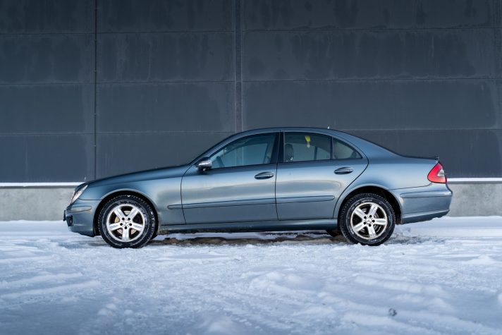 MERCEDES BENZ E200