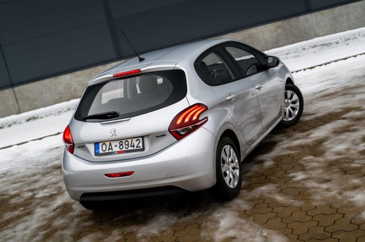 PEUGEOT 208