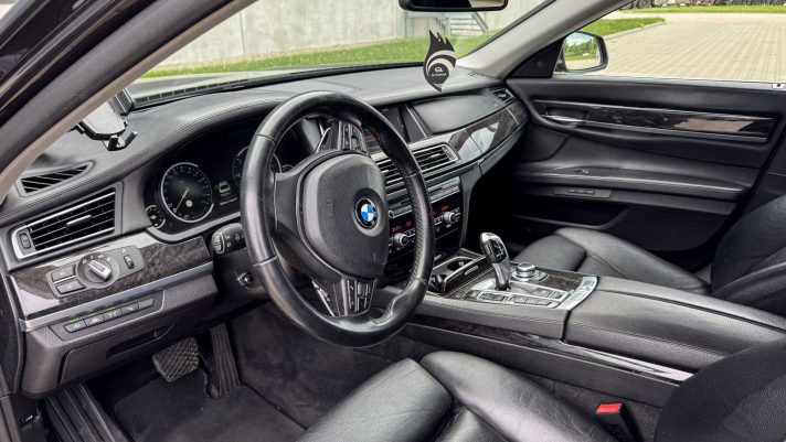 BMW 730