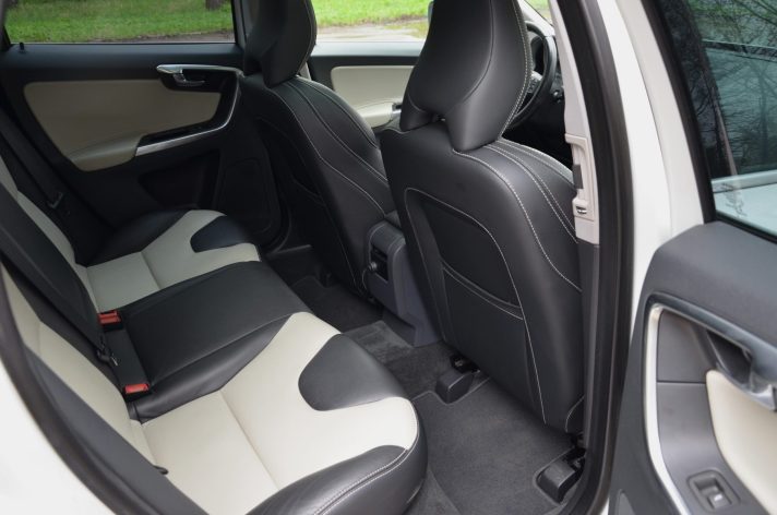 Volvo XC 60 Summum Xenium 2.4 D5 (158Kw-215Z/s) Dīzelis Awd (4×4) Pilnpiedziņa ar automātisko ātrumkārbu.
