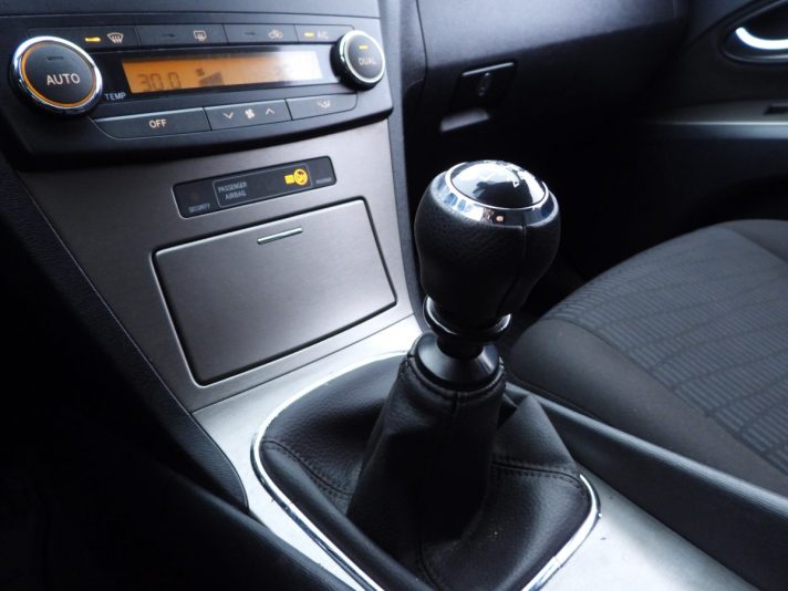 TOYOTA AVENSIS