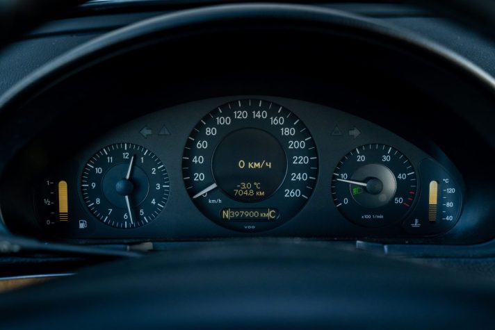 MERCEDES BENZ E200