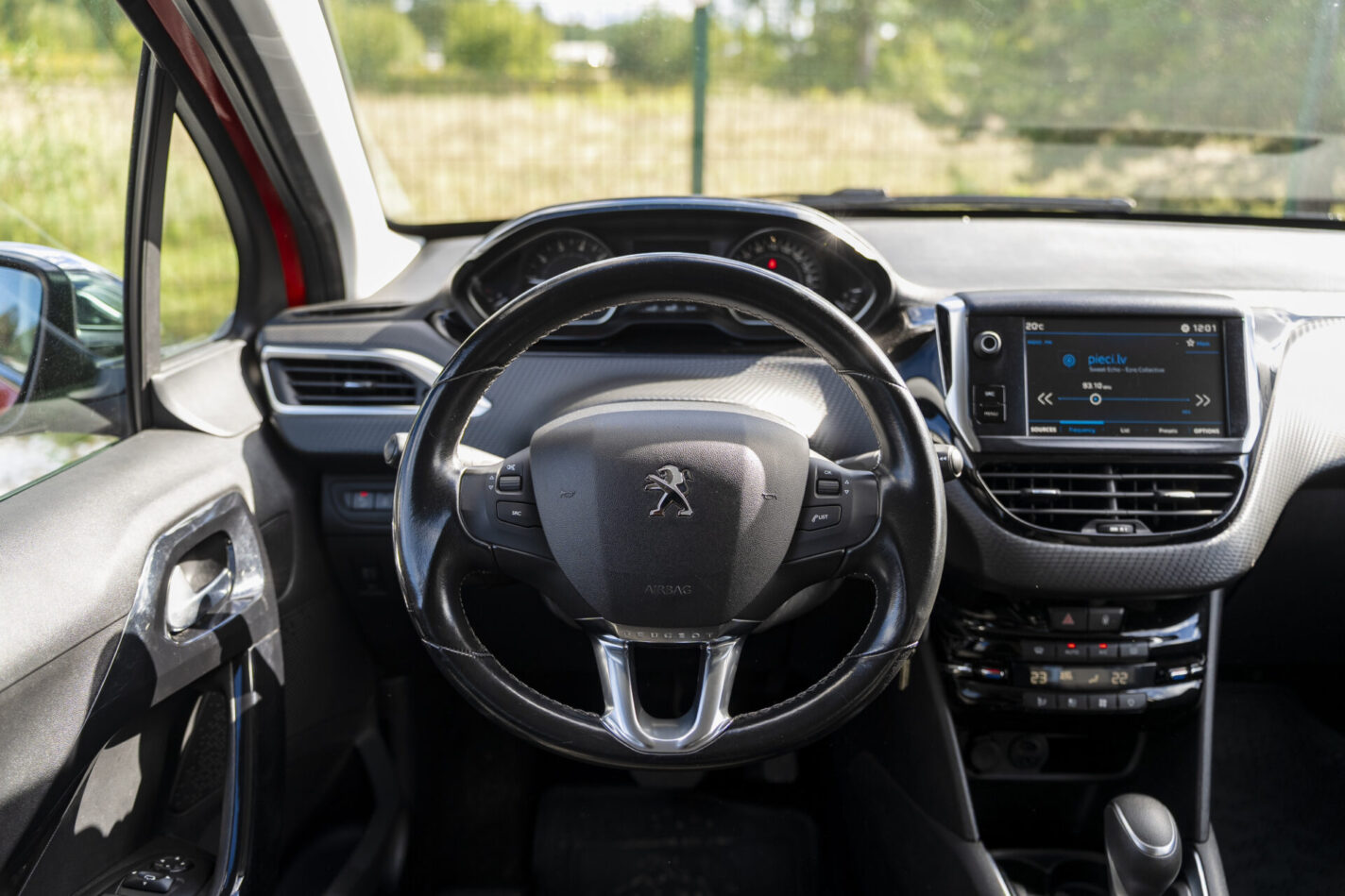 PEUGEOT 208