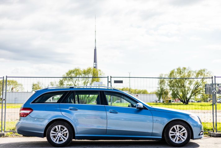 MERCEDES BENZ E200