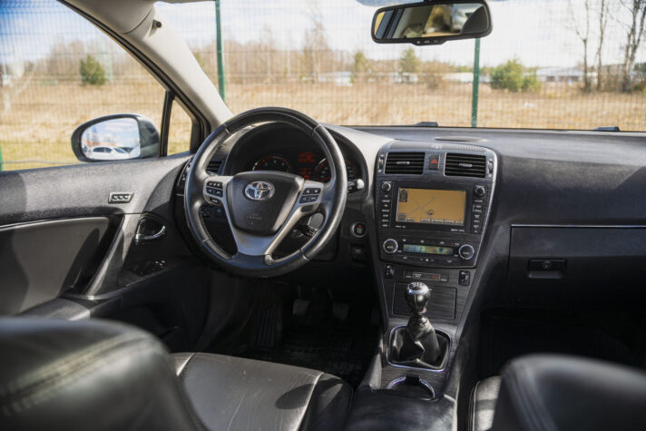 TOYOTA AVENSIS