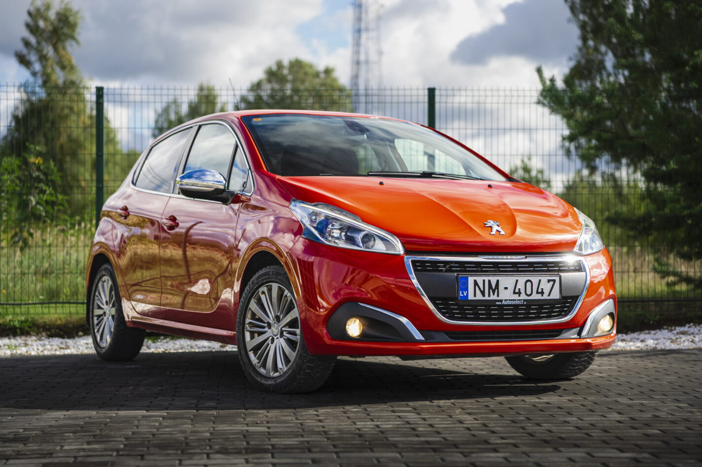 PEUGEOT 208