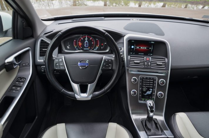 Volvo XC 60 Summum Xenium 2.4 D5 (158Kw-215Z/s) Dīzelis Awd (4×4) Pilnpiedziņa ar automātisko ātrumkārbu.