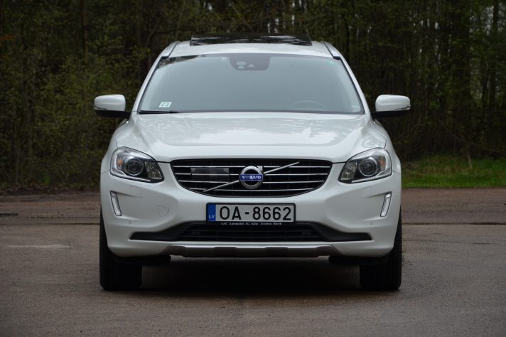 Volvo XC 60 Summum Xenium 2.4 D5 (158Kw-215Z/s) Dīzelis Awd (4×4) Pilnpiedziņa ar automātisko ātrumkārbu.
