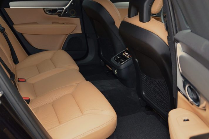 Tikko ievests. Volvo V90 Cross Country Awd. 2.0 D5 (173 kw-235 zs) Dīzelis. ar Automātisko ātrumkārbu.